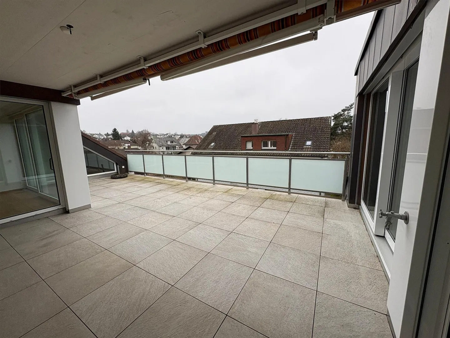 Appartement 3.5 pièces avec un très grand balcon et un agencement moderne - Photo 3 sur 11