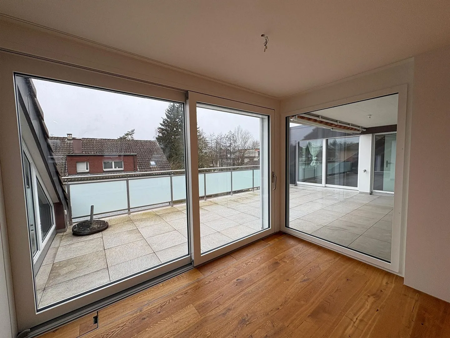 Appartement 3.5 pièces avec un très grand balcon et un agencement moderne - Photo 4 sur 11