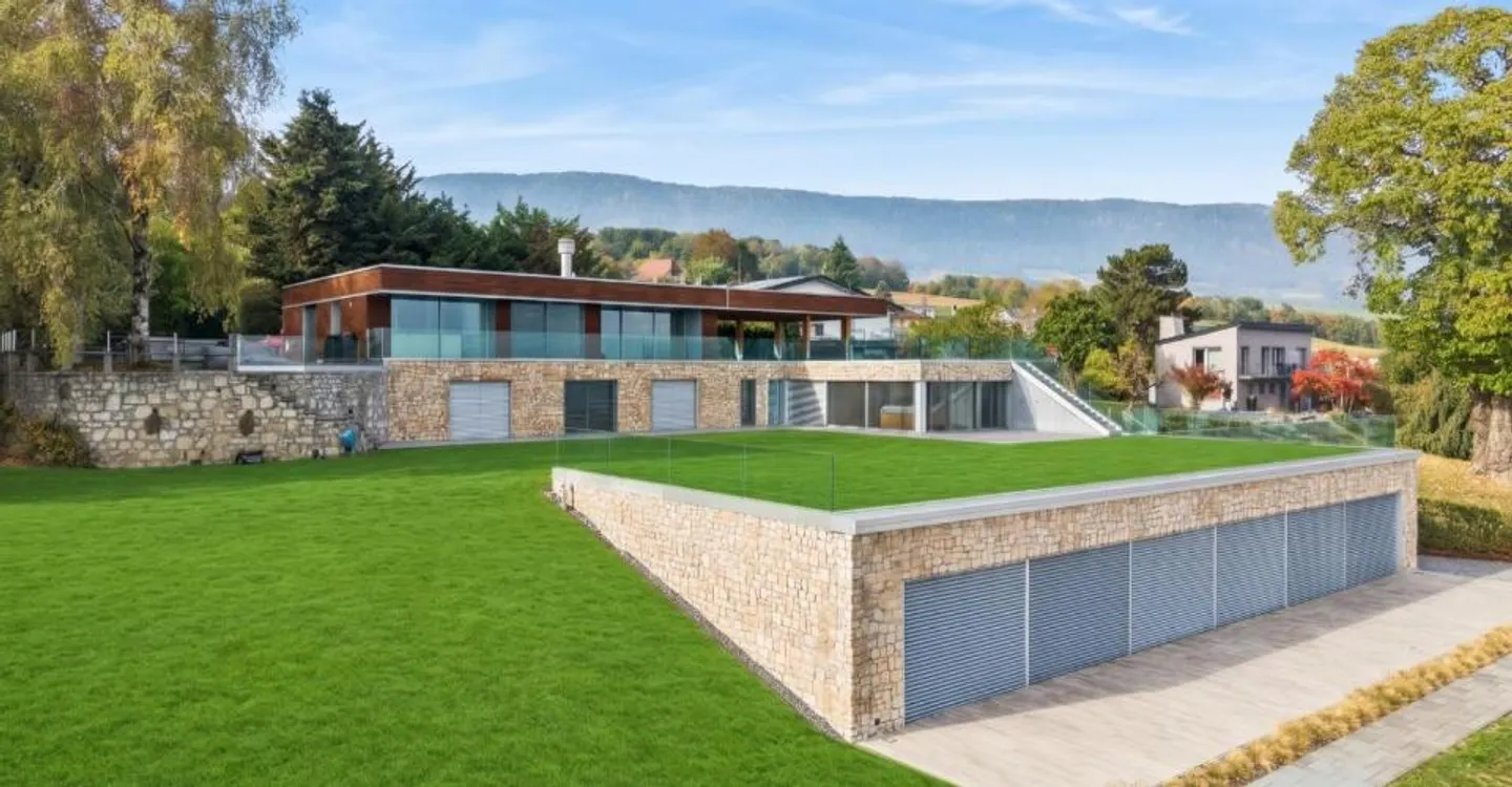 Vaumarcus, Neuchâtel | The Harmony of the Lake and the Alps - Photo 4 of 12