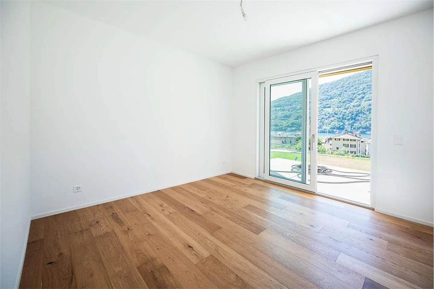 Attico luminoso 4.5 con balcone e vista lago - Foto 6 di 13