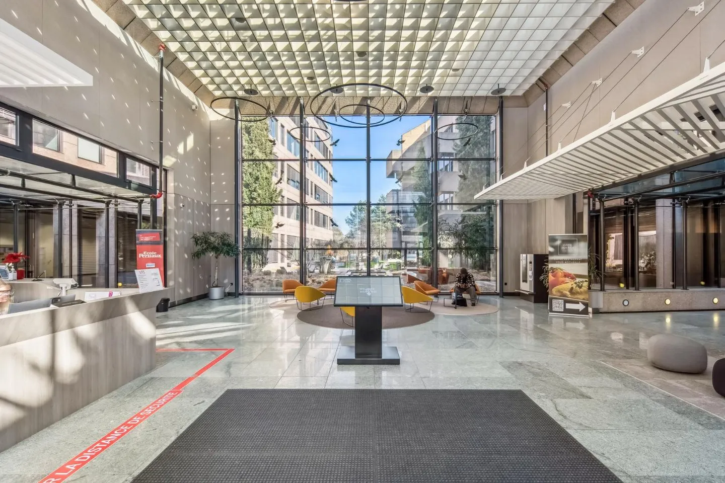 Bureaux efficaces dans un immeuble avec services - Lancy - Photo 3 sur 12