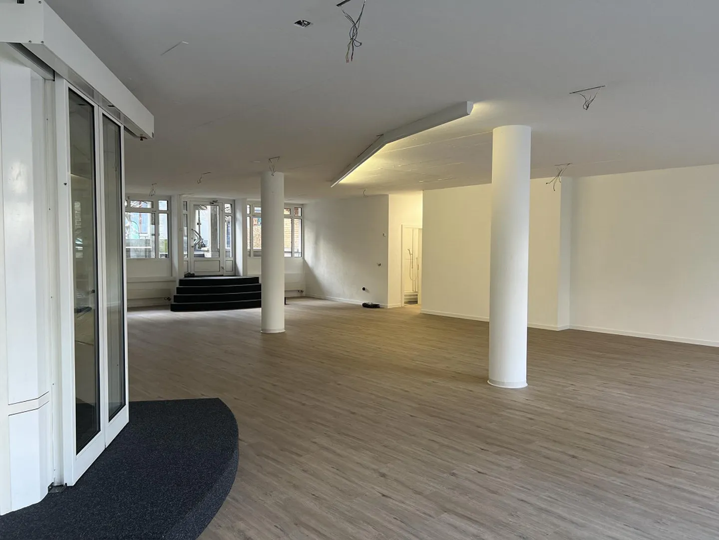 Bel espace commercial - Vieille ville d'Arbon - Places de parking disponibles - Photo 2 sur 10