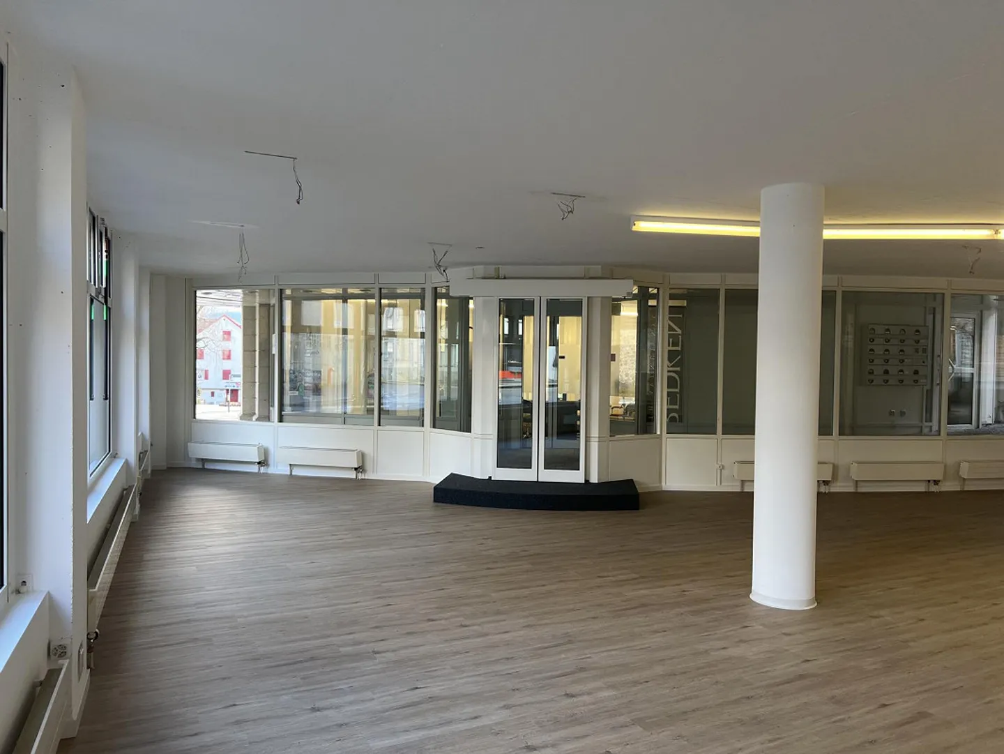 Bel espace commercial - Vieille ville d'Arbon - Places de parking disponibles - Photo 3 sur 10