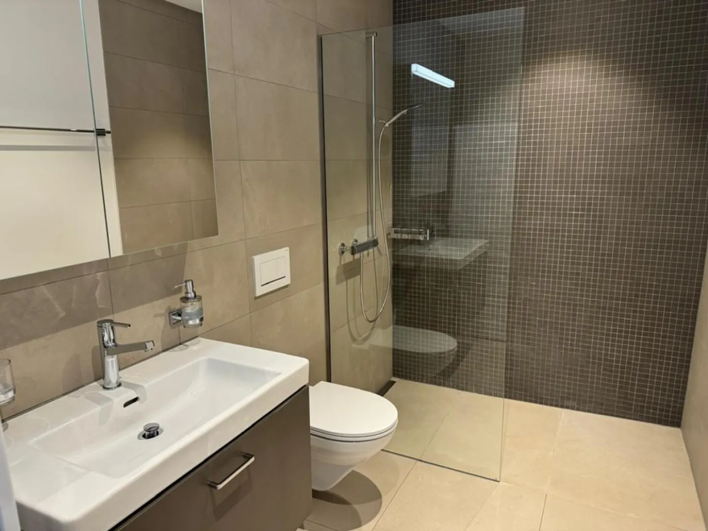 Appartement en attique dans un environnement familial - Photo 5 sur 7