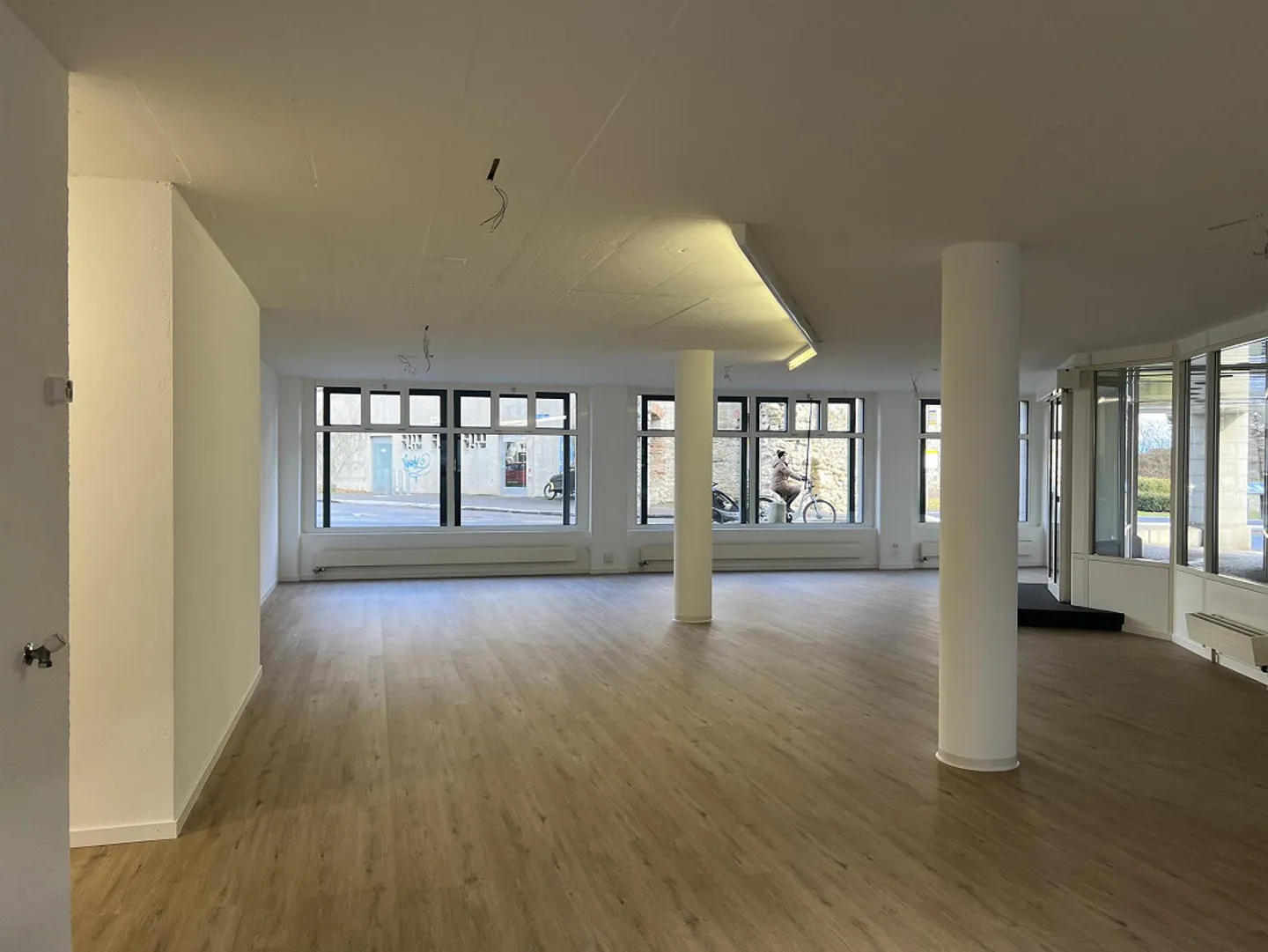 Bel espace commercial - Vieille ville d'Arbon - Places de parking disponibles - Photo 1 sur 10