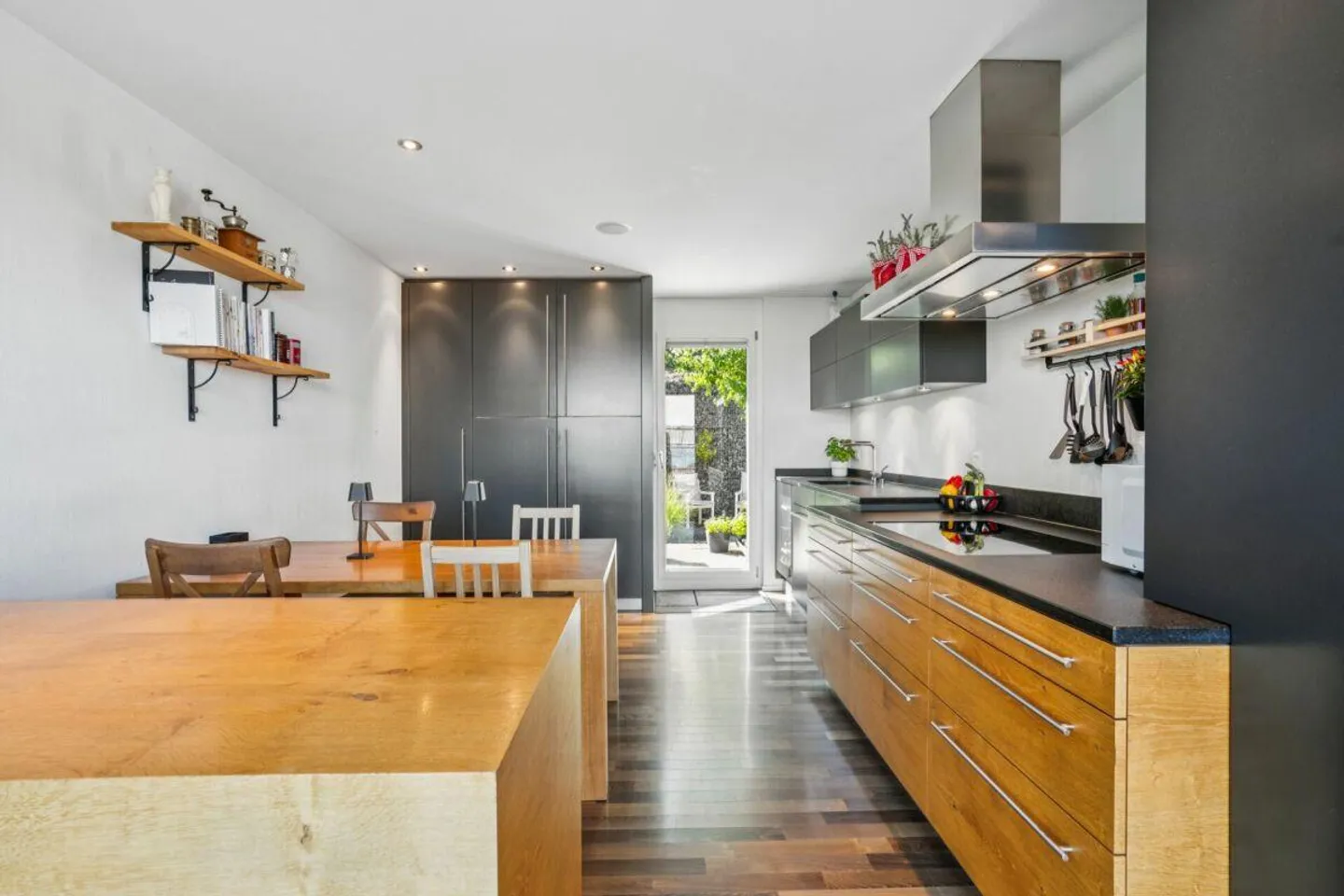 Exclusive family villa with separate apartment and lake view - Photo 9 of 14