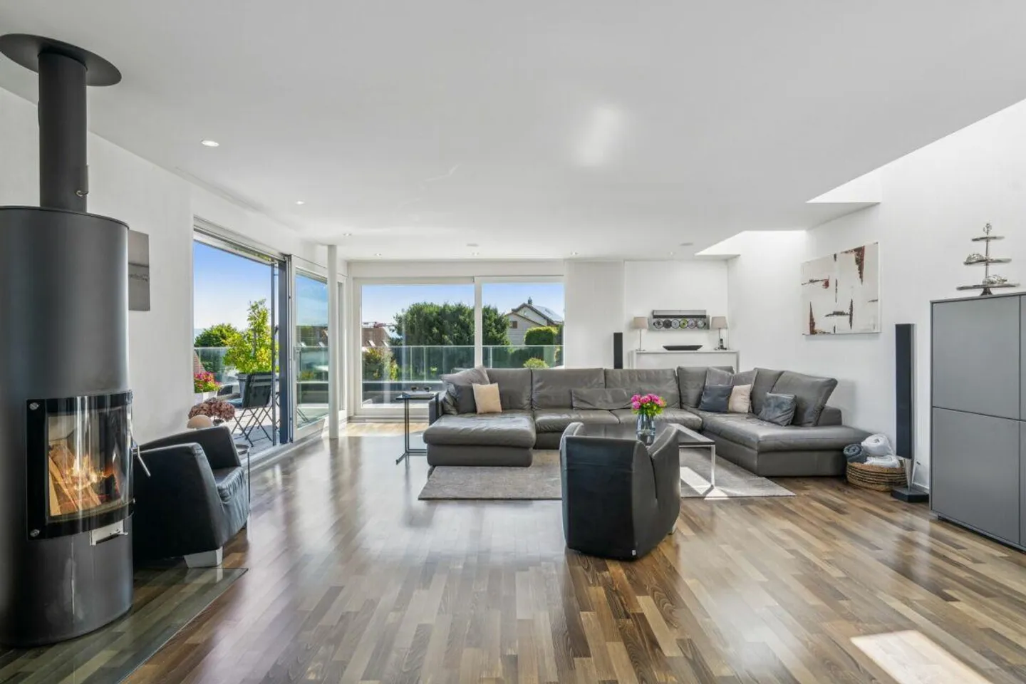 Exclusive family villa with separate apartment and lake view - Photo 10 of 14