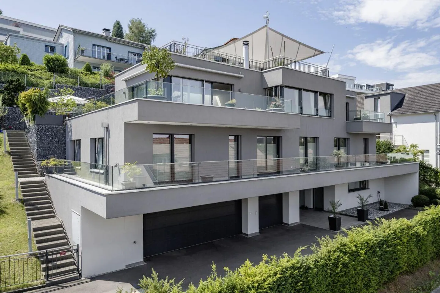 Exclusive family villa with separate apartment and lake view - Photo 2 of 14