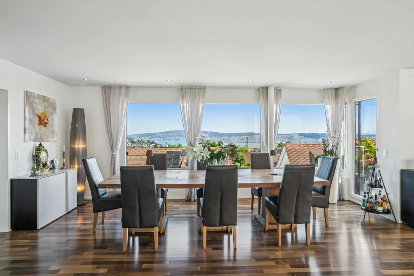Exclusive family villa with separate apartment and lake view - Photo 8 of 14