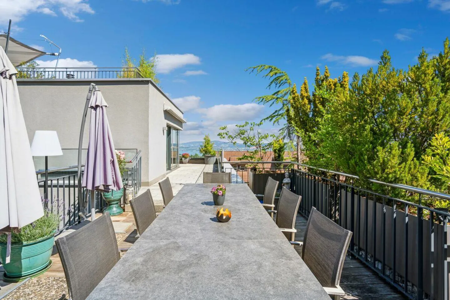 Exclusive family villa with separate apartment and lake view - Photo 11 of 14