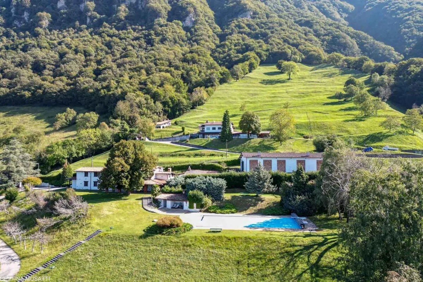 VILLA ÉLÉGANTE D'AROGNO AVEC PISCINE ET SPLENDIDE VUE SUR LE LAC - Photo 1 sur 15