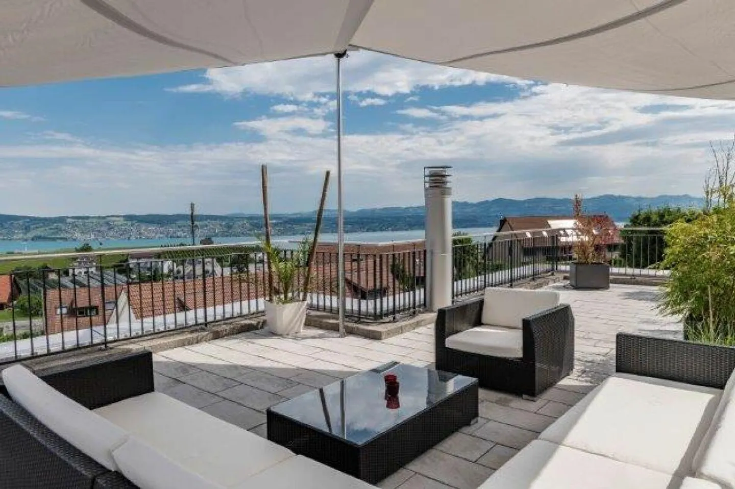 Exclusive family villa with separate apartment and lake view - Photo 13 of 14