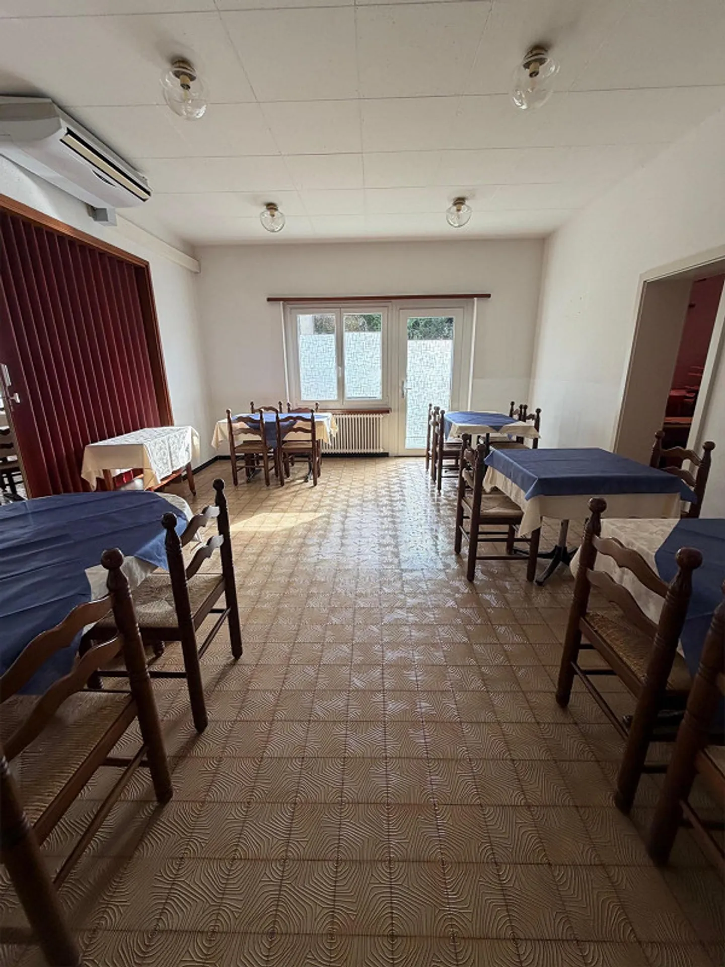 Restaurant with complete inventory - Photo 2 of 10