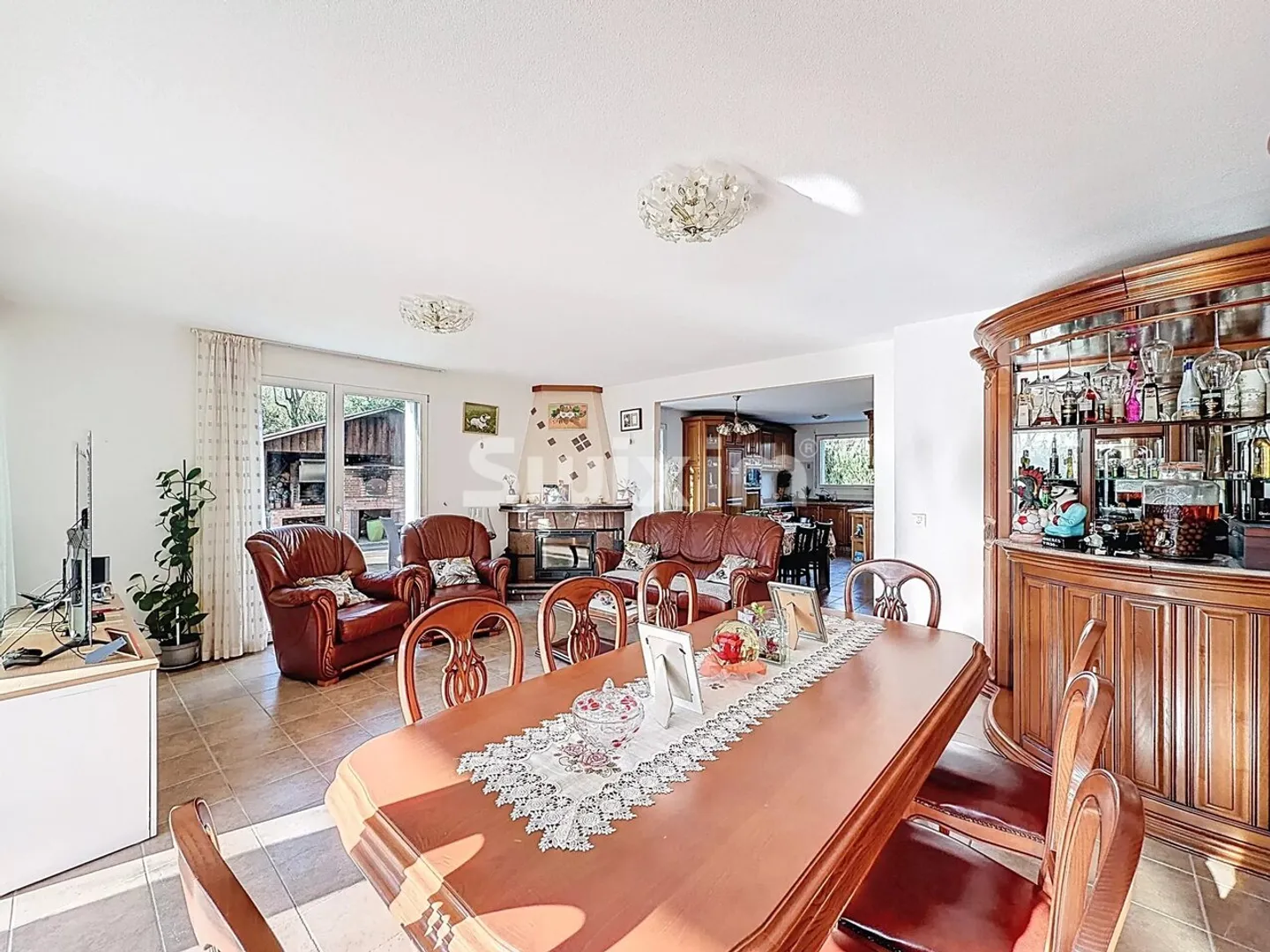 Spacious House with Garden - Photo 5 of 13