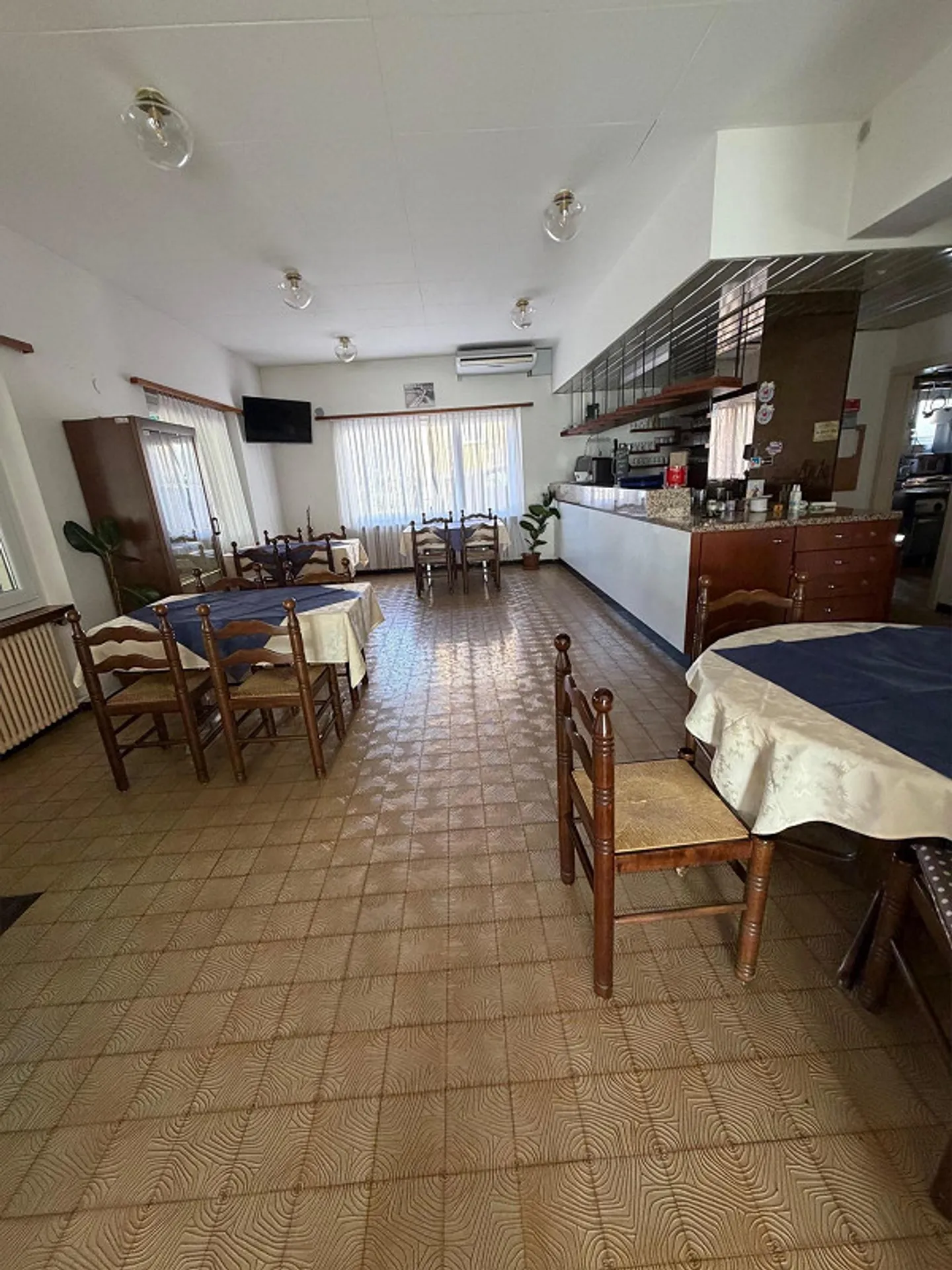 Restaurant with complete inventory - Photo 3 of 10