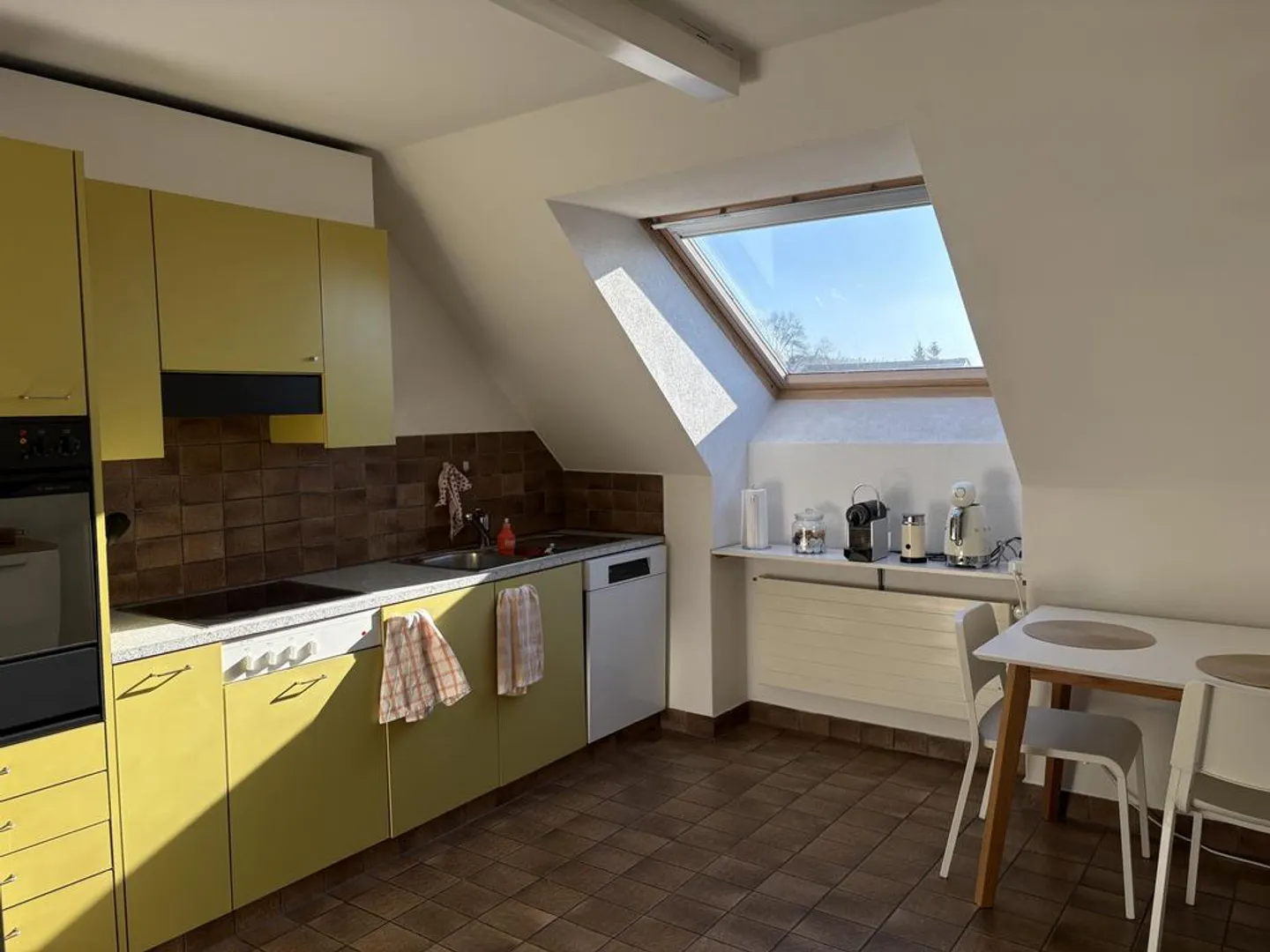 Sur deux étages dans un emplacement calme - Photo 3 sur 7