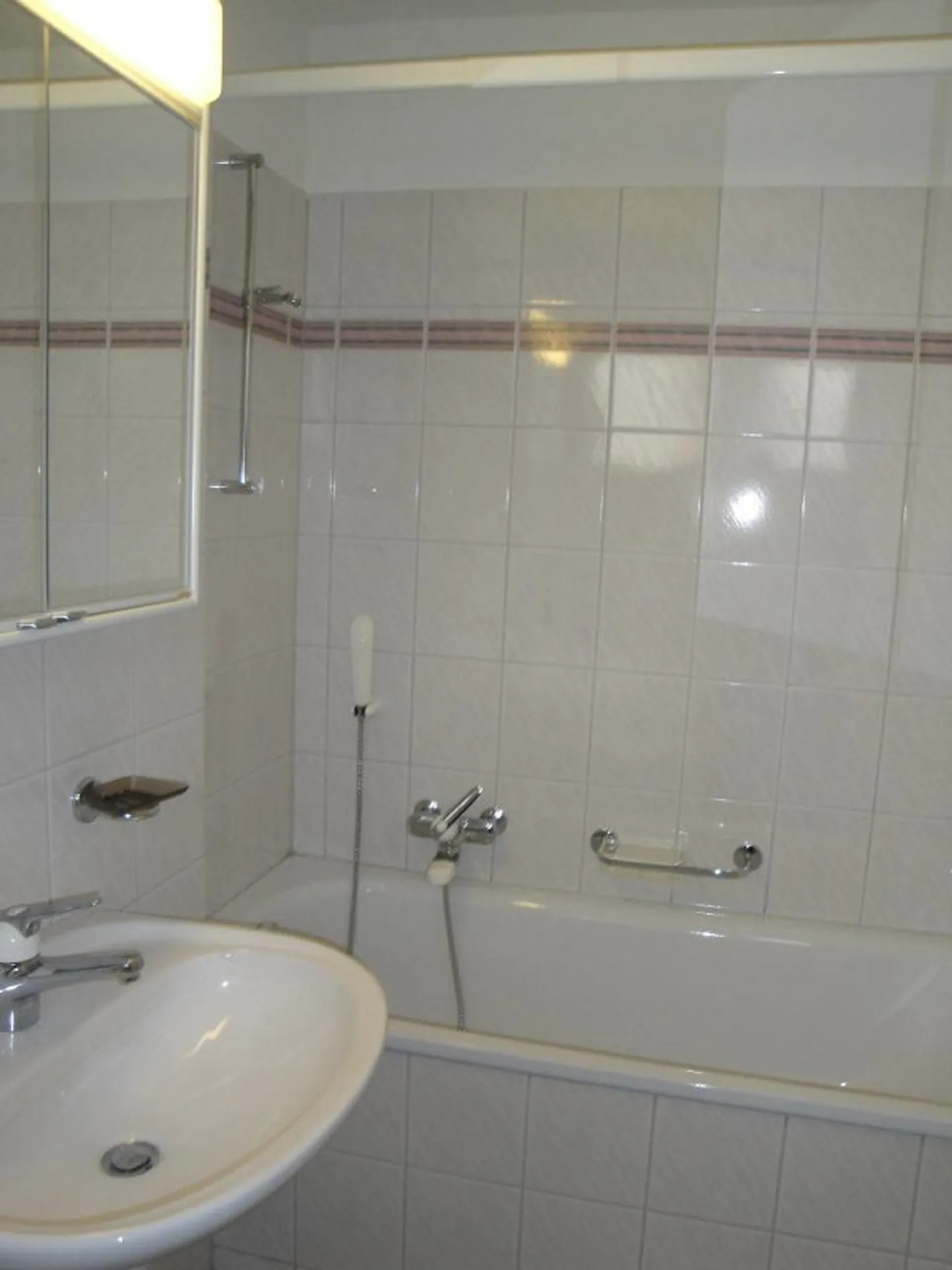 Modern single apartment with seating area is looking for you! - Photo 4 of 6