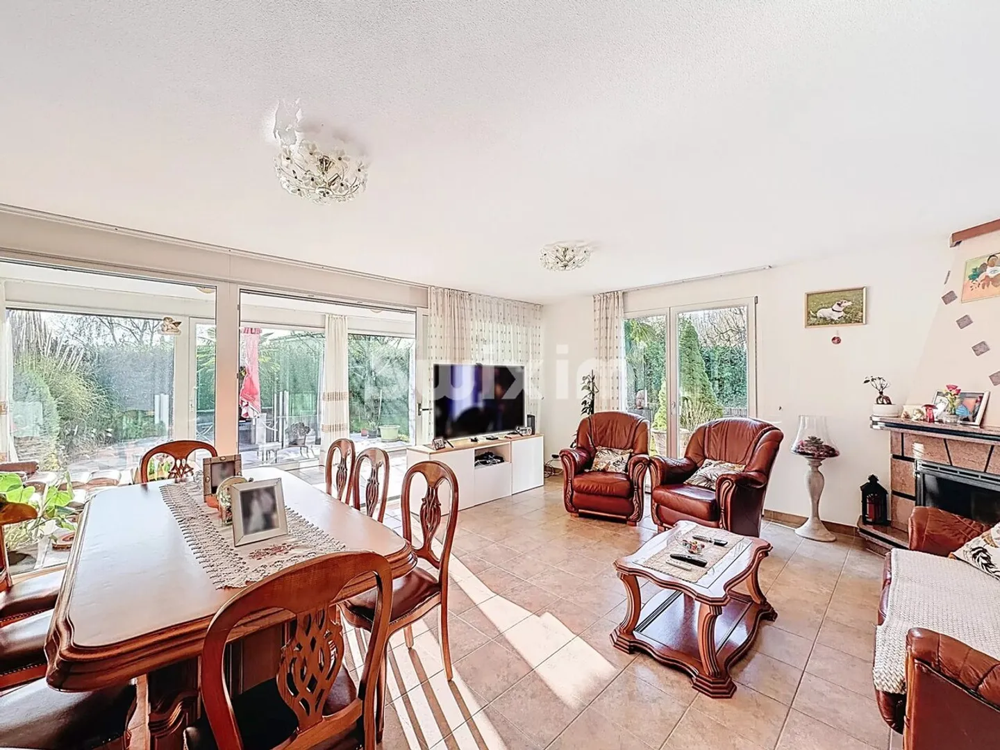 Spacious House with Garden - Photo 3 of 13