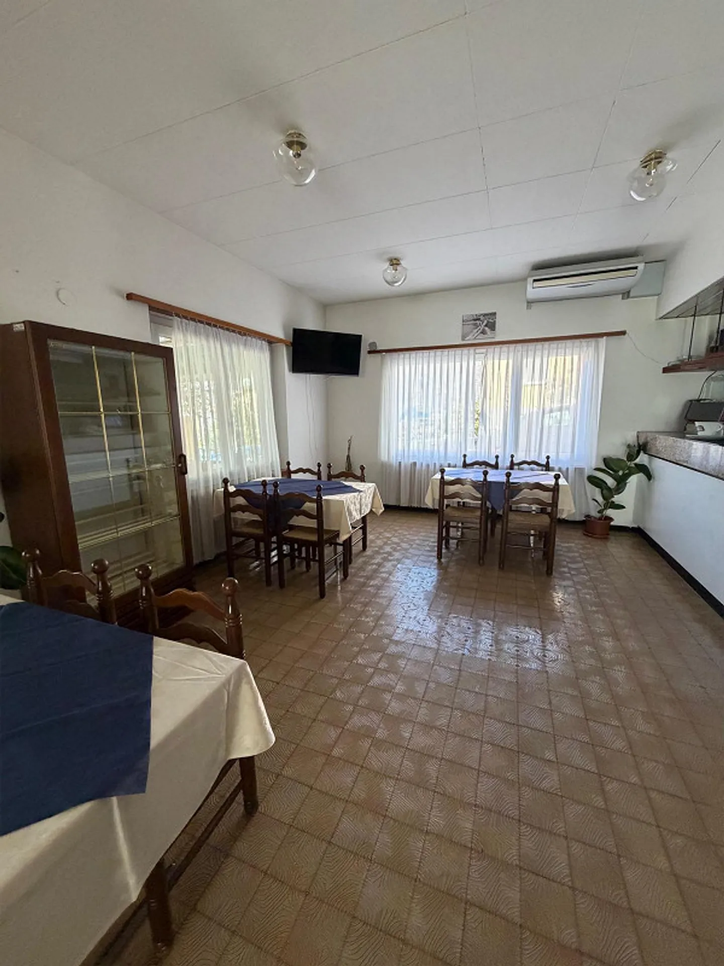 Restaurant with complete inventory - Photo 4 of 10