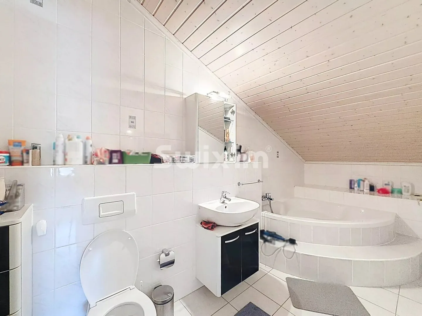 Spacious House with Garden - Photo 13 of 13