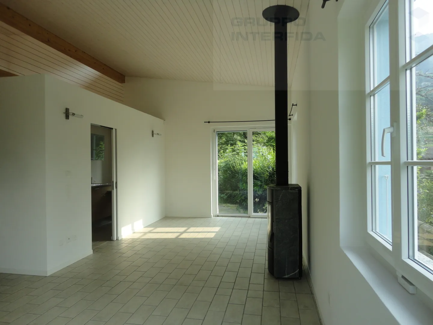 Single-family house with garden - Photo 3 of 12
