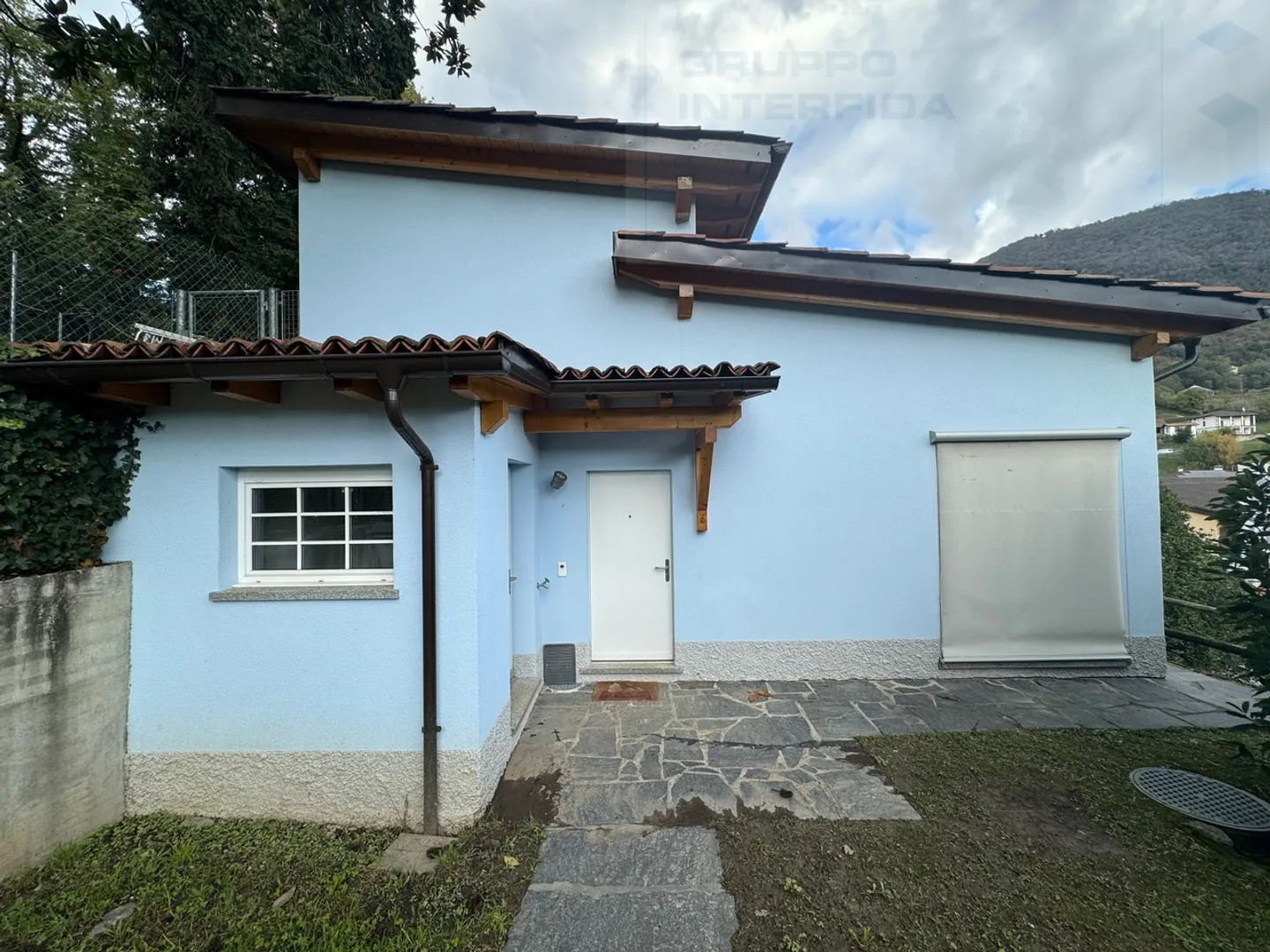 Single-family house with garden - Photo 1 of 12