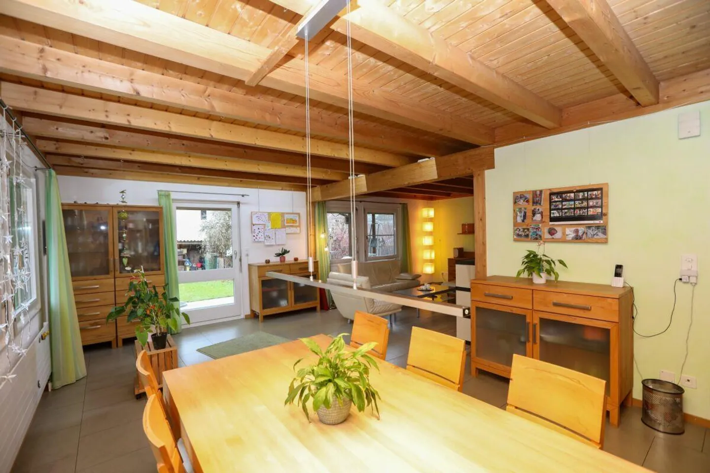 Casa familiare a schiera ben tenuta con giardino spazioso - Foto 3 di 11