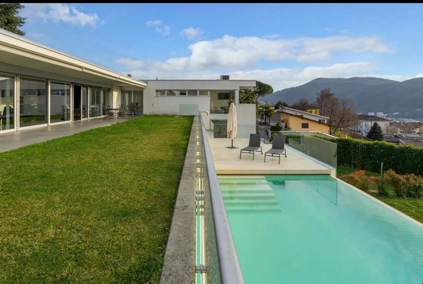 Villa de Prestige, avec piscine d'eau salée et vue dégagée - Photo 3 sur 15