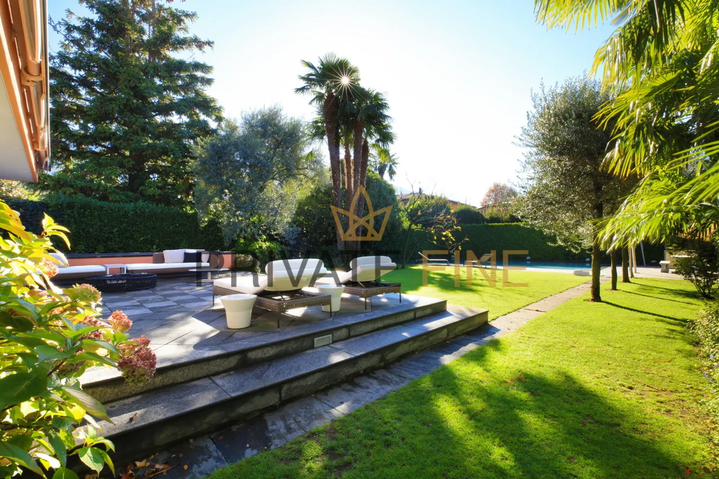 Villa luxueuse de 6,5 pièces avec jardin spacieux, piscine et cave à vin - Photo 2 sur 10