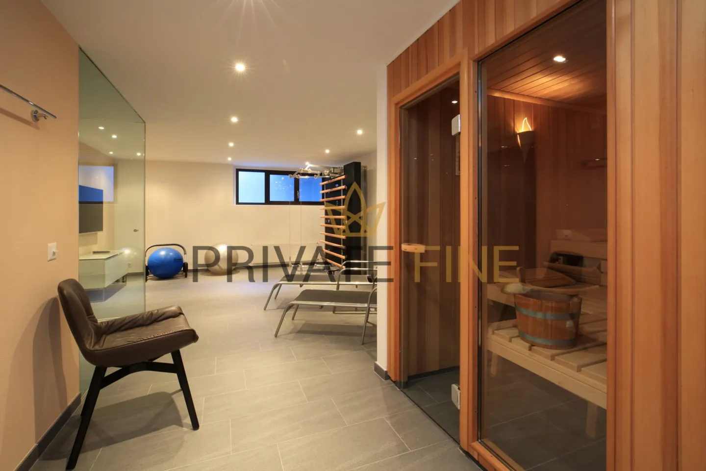 Villa luxueuse de 6,5 pièces avec jardin spacieux, piscine et cave à vin - Photo 7 sur 10