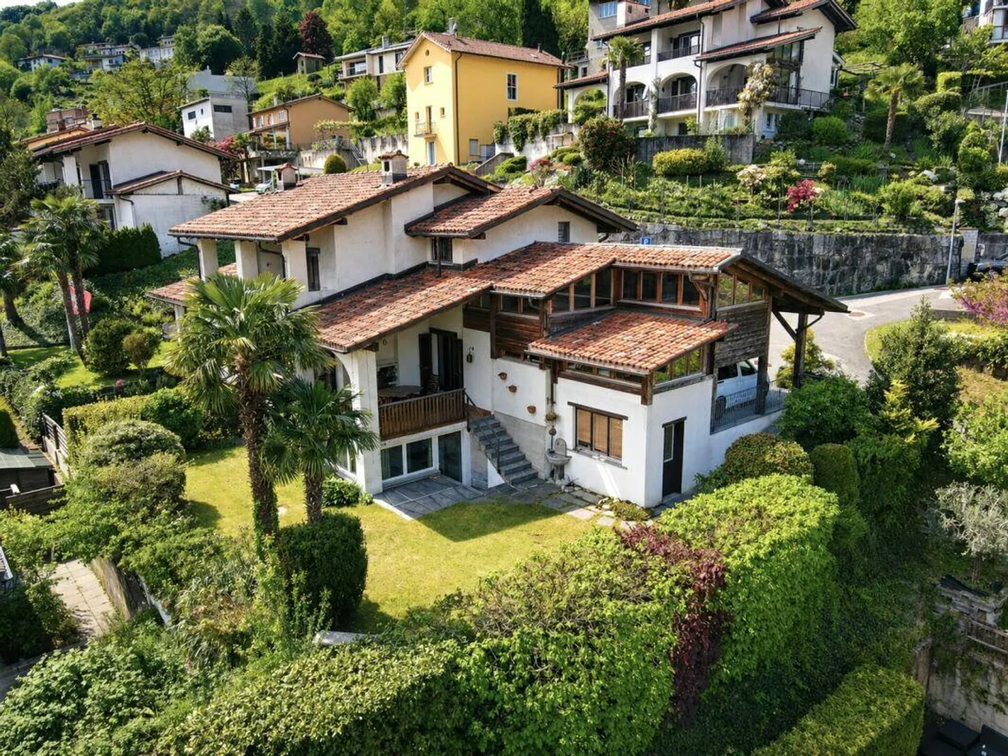 Merveilleuse maison immergée dans la verdure avec vue dégagée à Arogno - Photo 1 sur 30