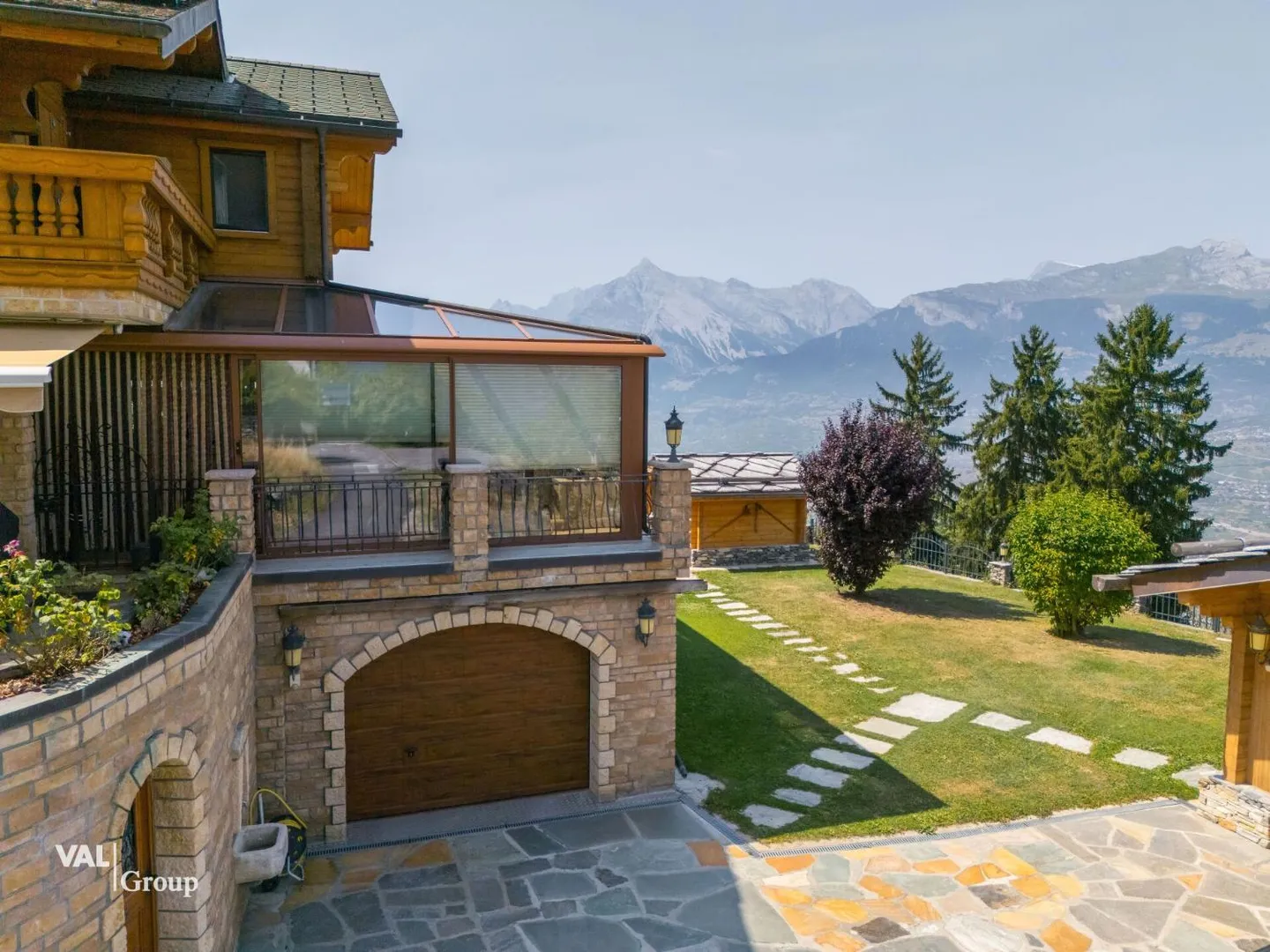 Chalet mit außergewöhnlichem Panorama, das durch Liebe und Leidenschaft bereichert wird - Foto 3 von 13