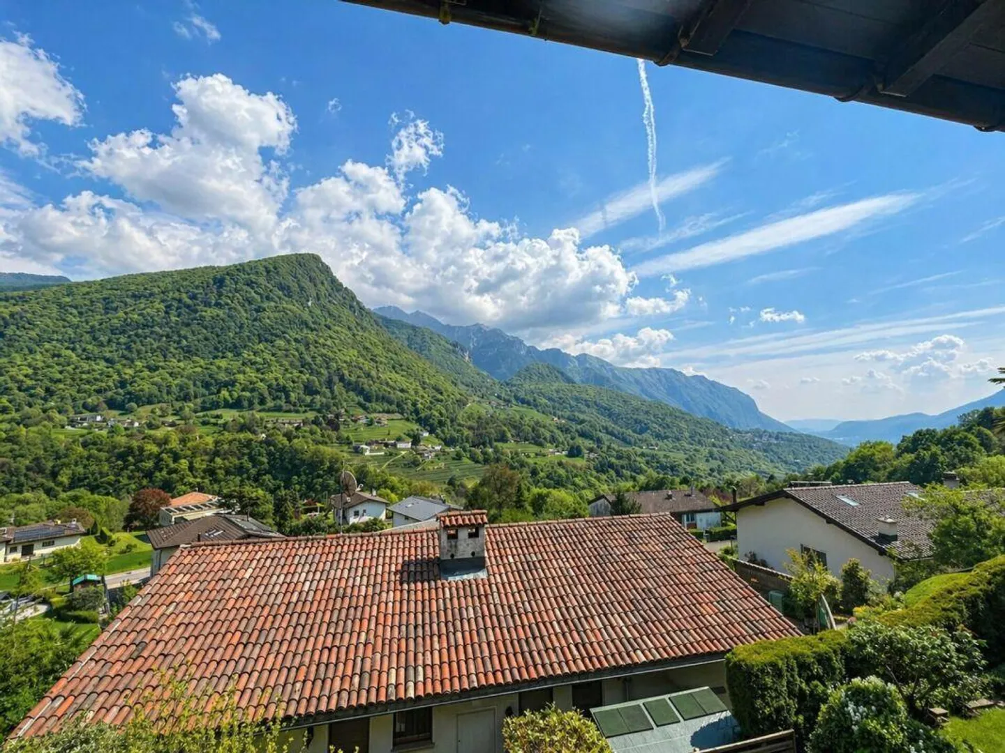 Merveilleuse maison immergée dans la verdure avec vue dégagée à Arogno - Photo 3 sur 30
