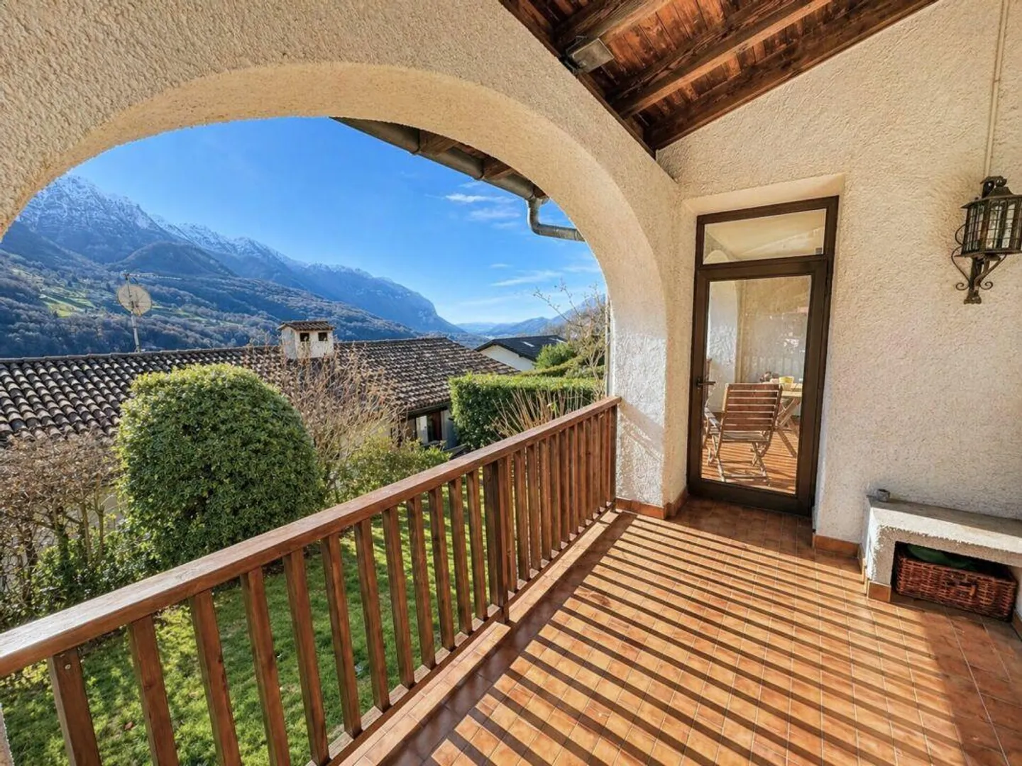 Merveilleuse maison immergée dans la verdure avec vue dégagée à Arogno - Photo 4 sur 30
