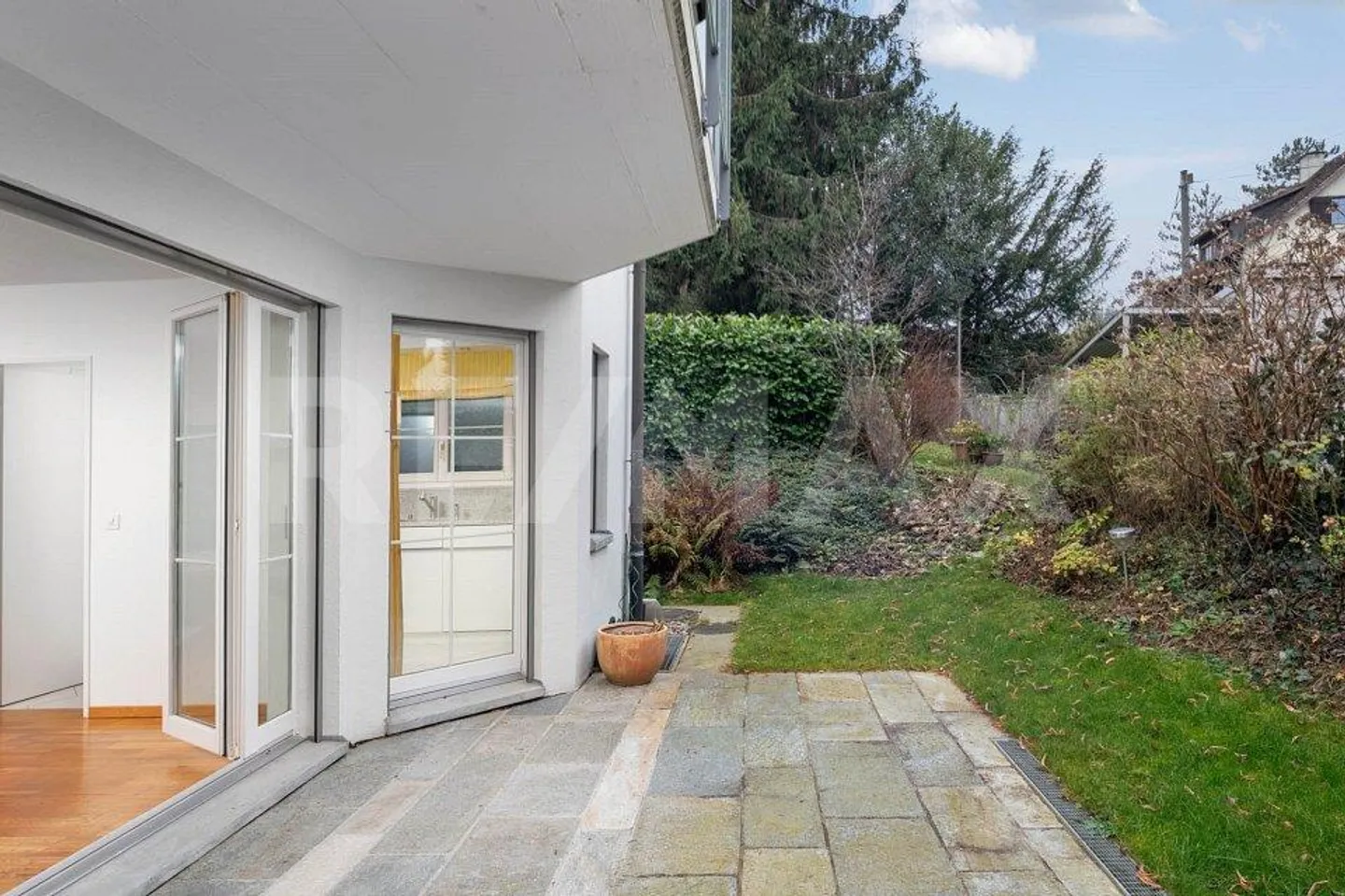 Perfect Location - 3.5-Room Garden Apartment near Train Station and Lake - Photo 12 of 13