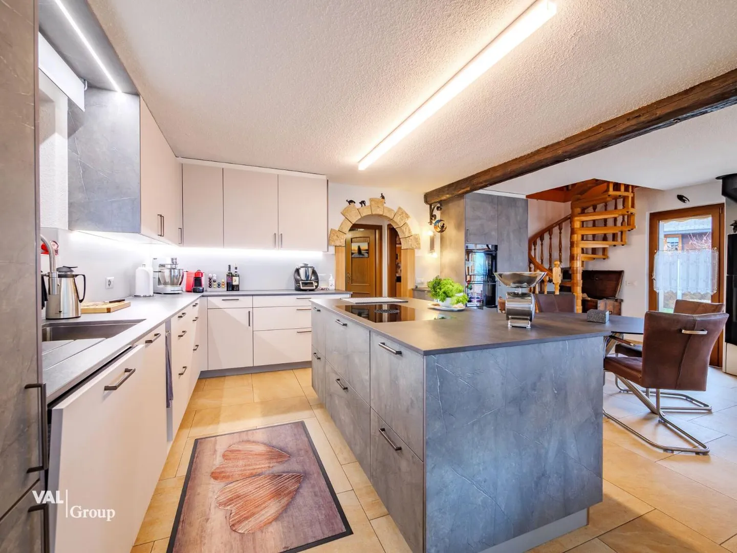 Chalet mit außergewöhnlichem Panorama, das durch Liebe und Leidenschaft bereichert wird - Foto 5 von 13
