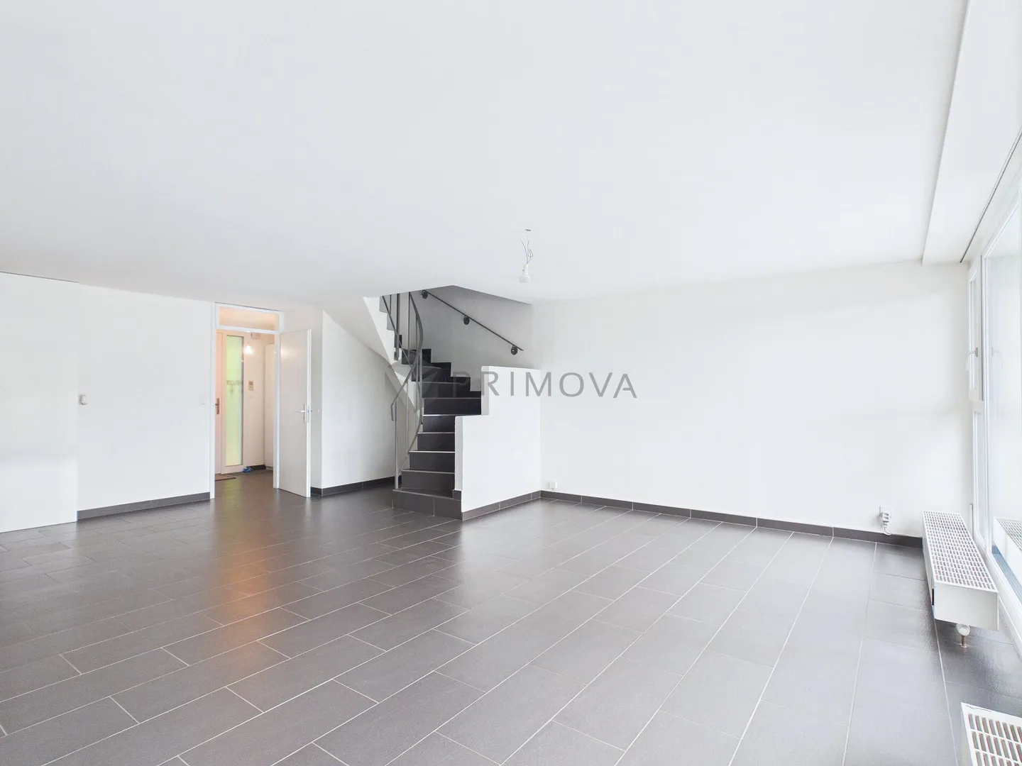 Maisonette moderne de 5,5 pièces offrant un logement exclusif sur trois étages comme dans une maison individuelle - Photo 2 sur 13