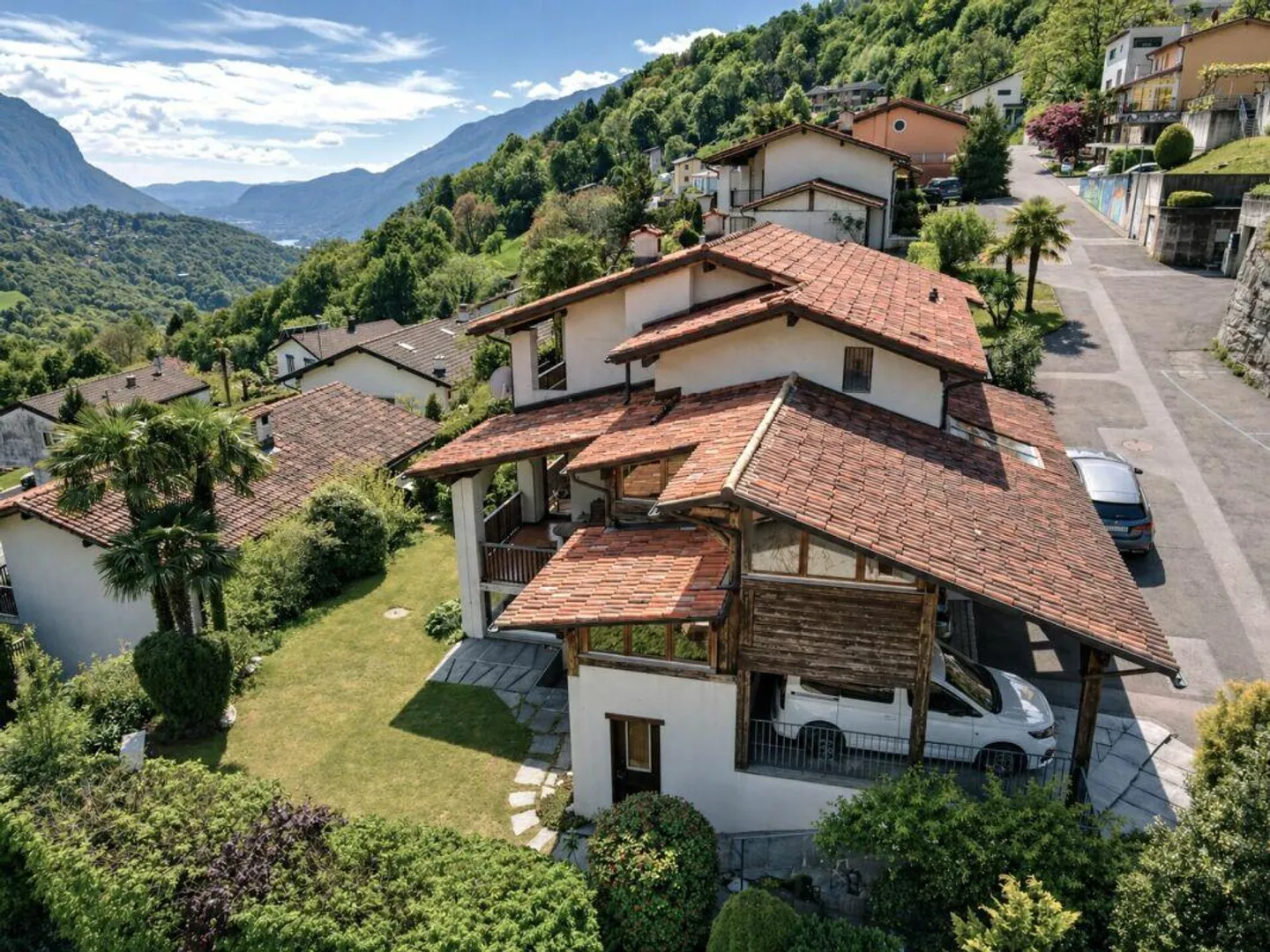 Merveilleuse maison immergée dans la verdure avec vue dégagée à Arogno - Photo 2 sur 30