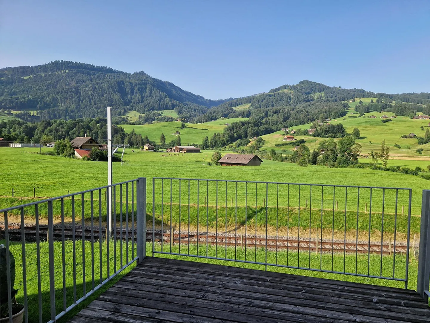 Appartement lumineux de 4 pièces avec vue imprenable à Neu St. Johann - Photo 2 sur 11