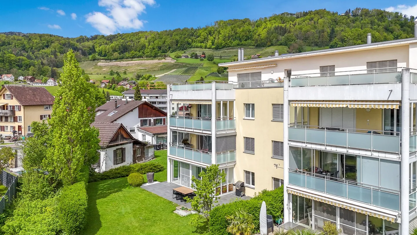 Wohnen im Grünen: Lichtdurchflutete 5.5-Zimmer-Wohnung mit Wintergarten, Sitzplatz und Hobbyraum - Foto 2 von 42
