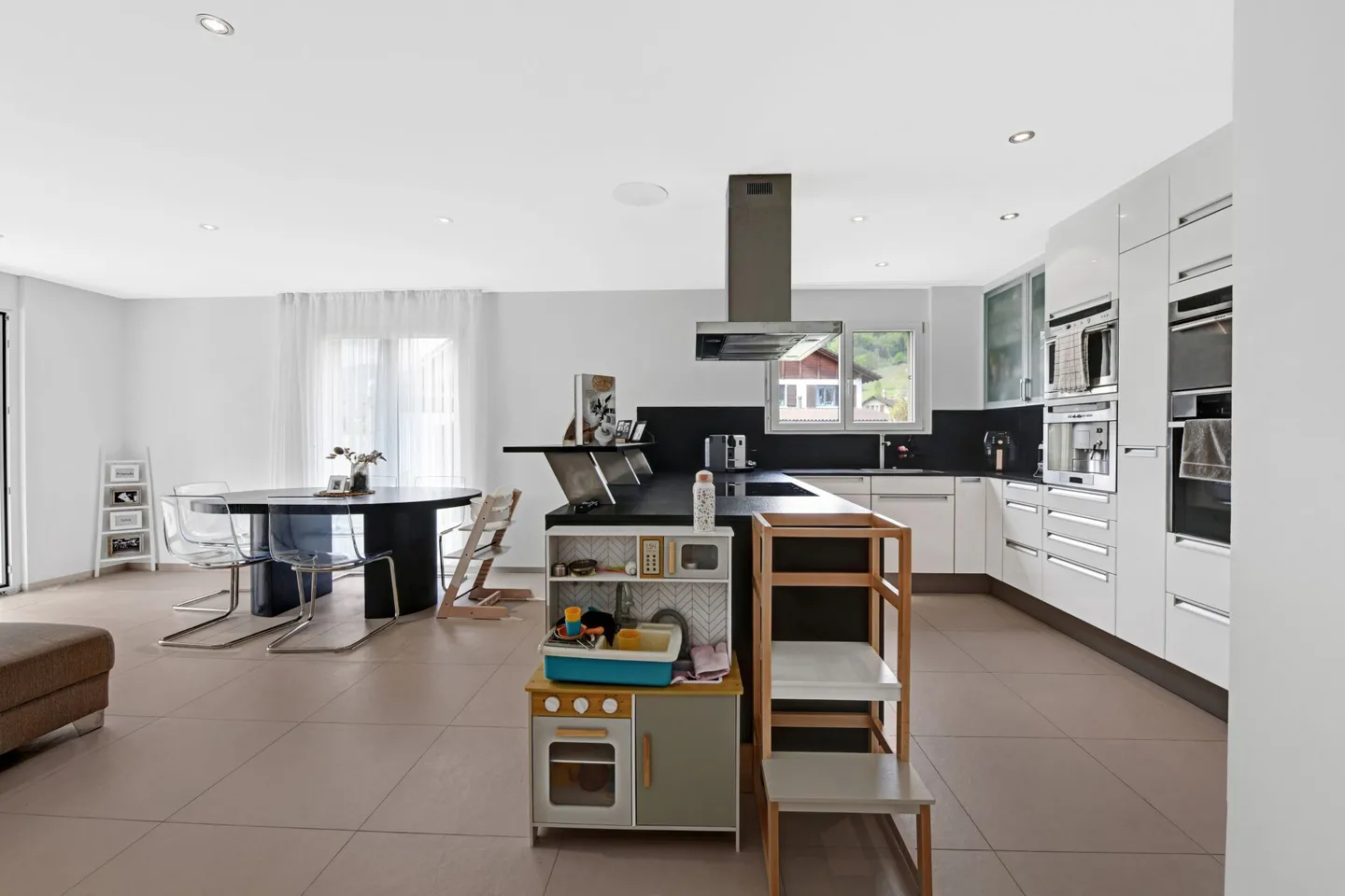Wohnen im Grünen: Lichtdurchflutete 5.5-Zimmer-Wohnung mit Wintergarten, Sitzplatz und Hobbyraum - Foto 7 von 42