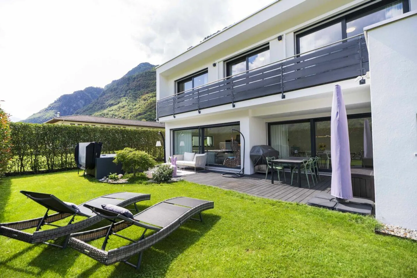 We sell a modern and comfortable villa with garden - Photo 1 of 15