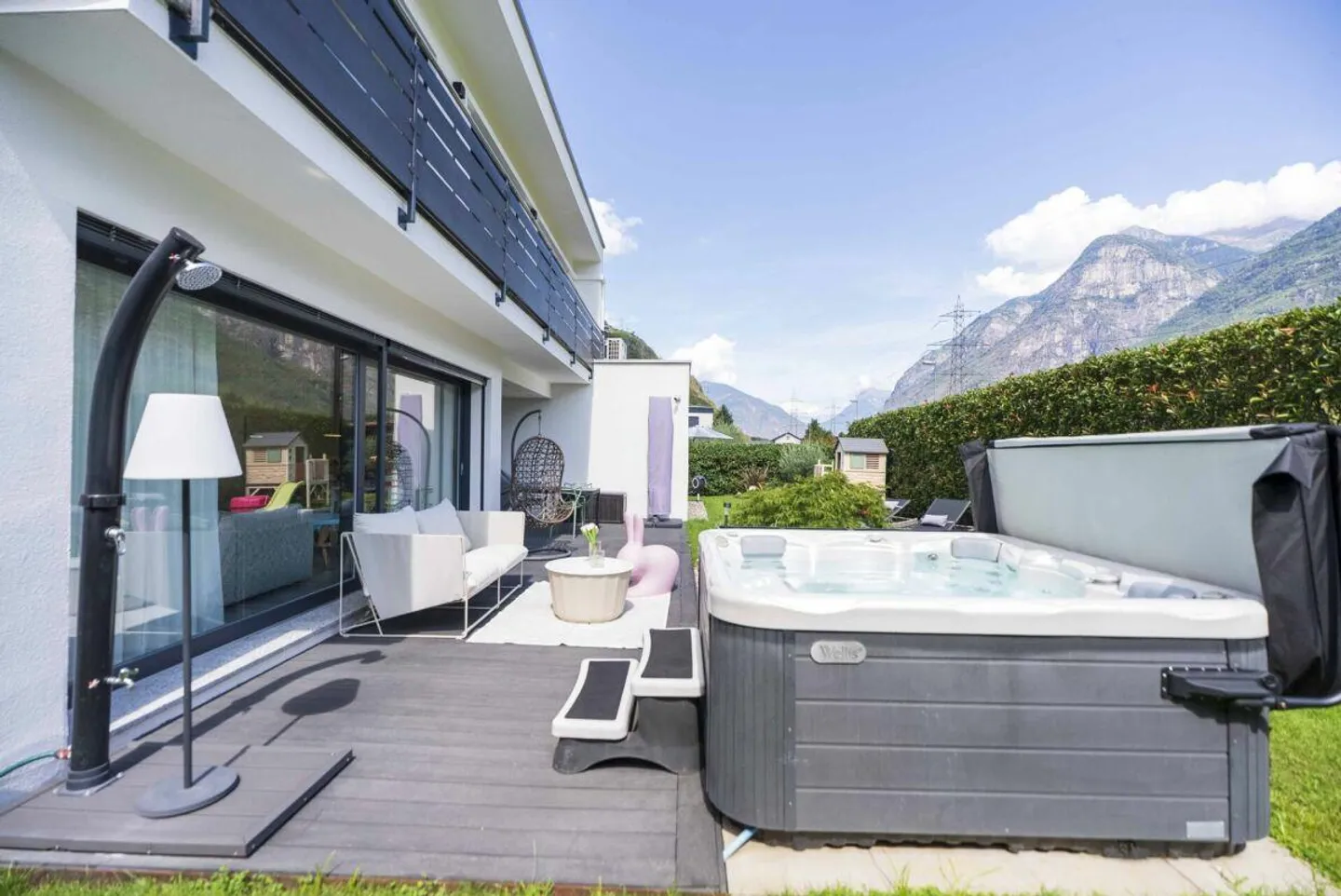 We sell a modern and comfortable villa with garden - Photo 2 of 15