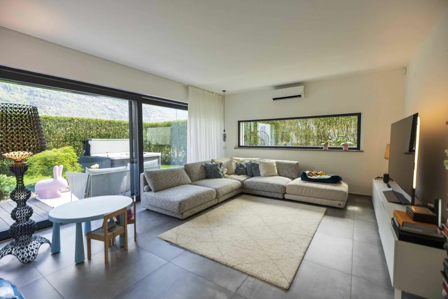 We sell a modern and comfortable villa with garden - Photo 3 of 15