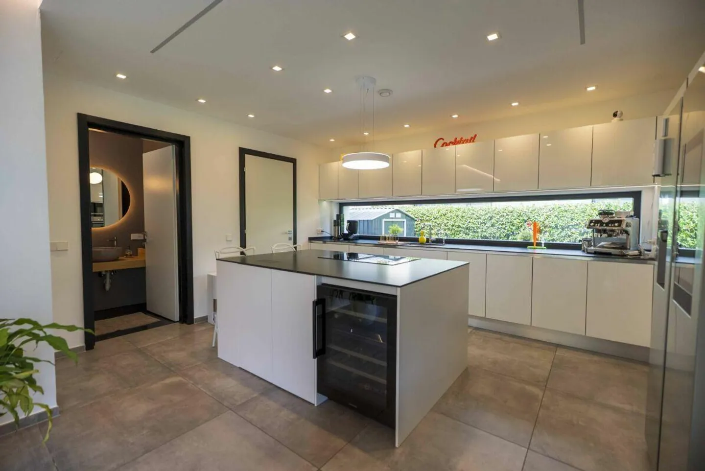 We sell a modern and comfortable villa with garden - Photo 8 of 15