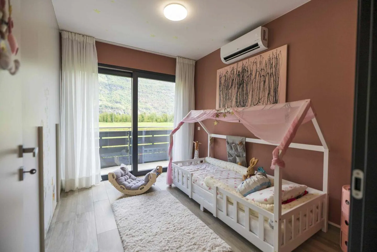We sell a modern and comfortable villa with garden - Photo 11 of 15