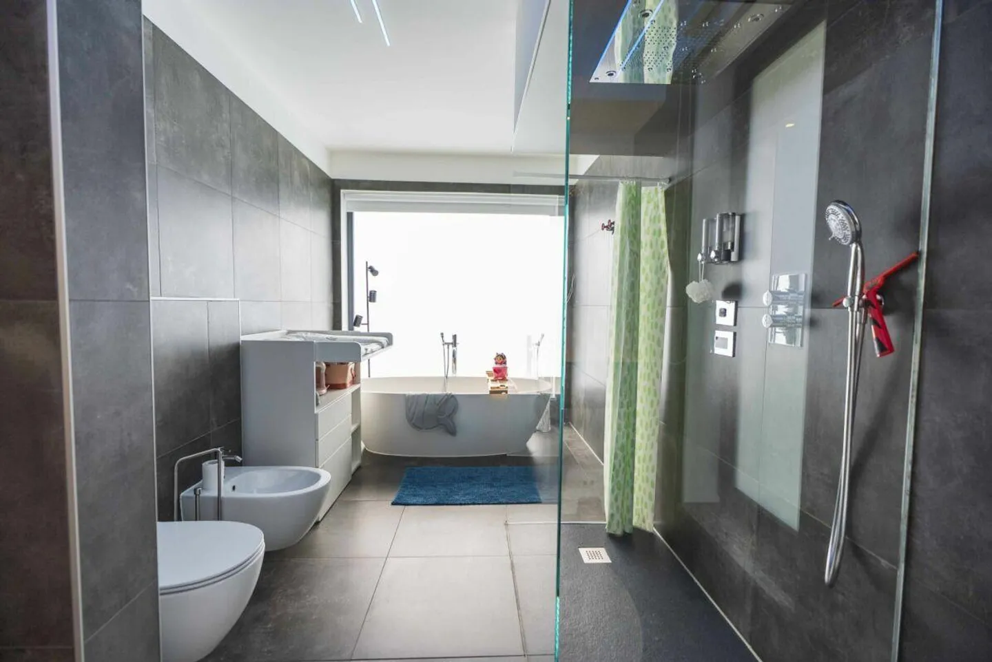 We sell a modern and comfortable villa with garden - Photo 13 of 15
