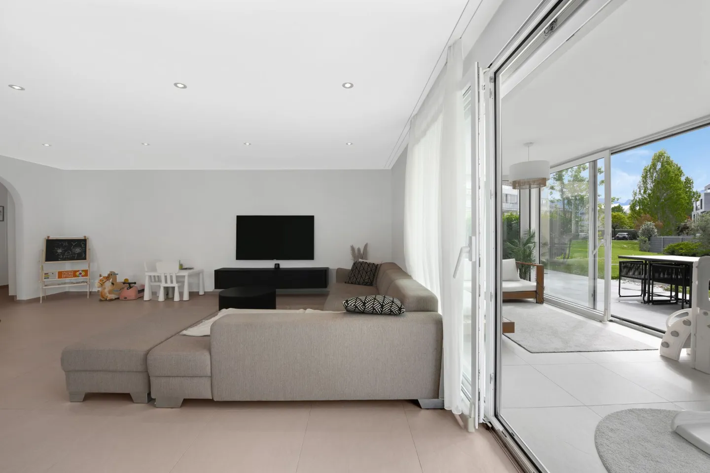 Wohnen im Grünen: Lichtdurchflutete 5.5-Zimmer-Wohnung mit Wintergarten, Sitzplatz und Hobbyraum - Foto 14 von 42