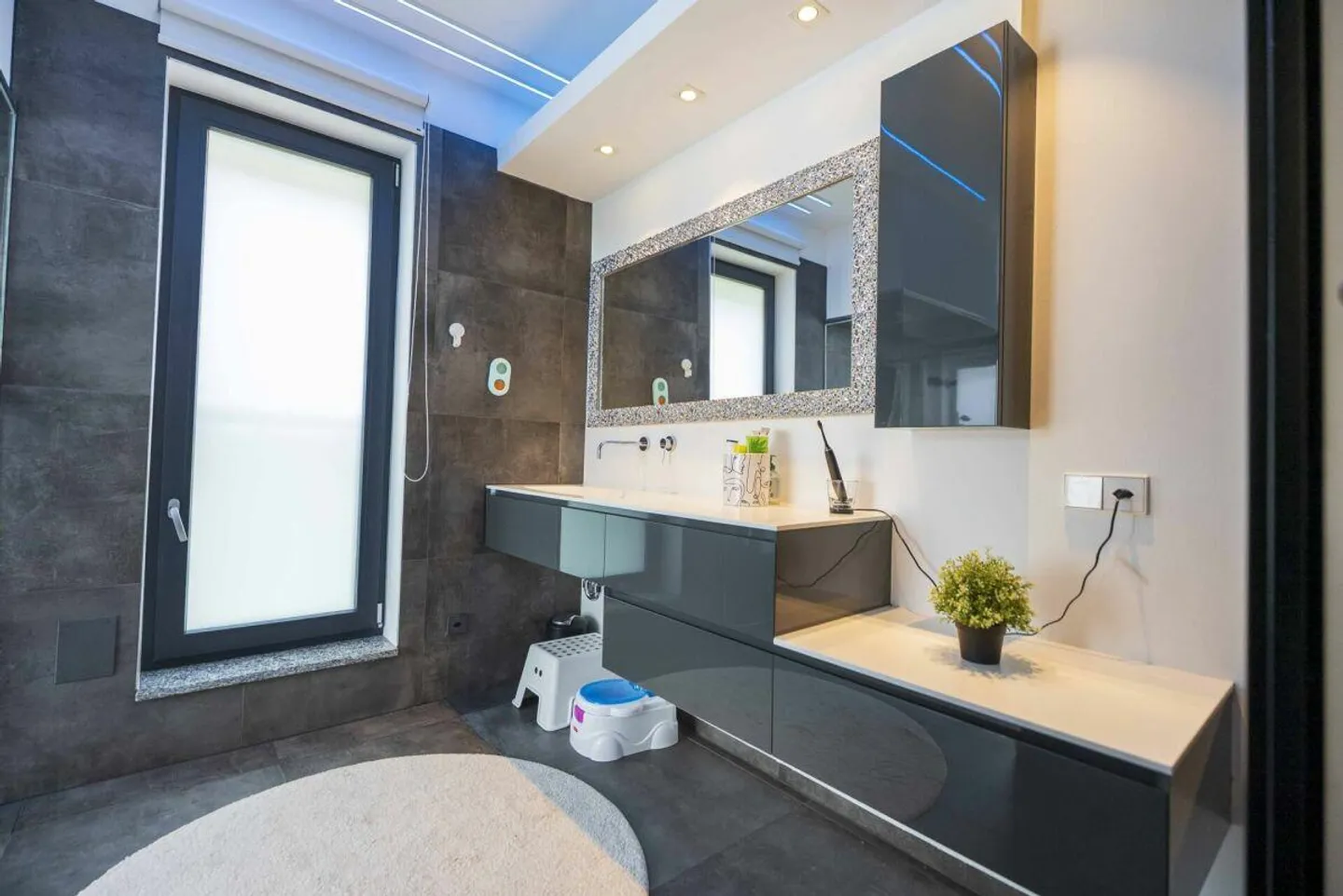 We sell a modern and comfortable villa with garden - Photo 14 of 15