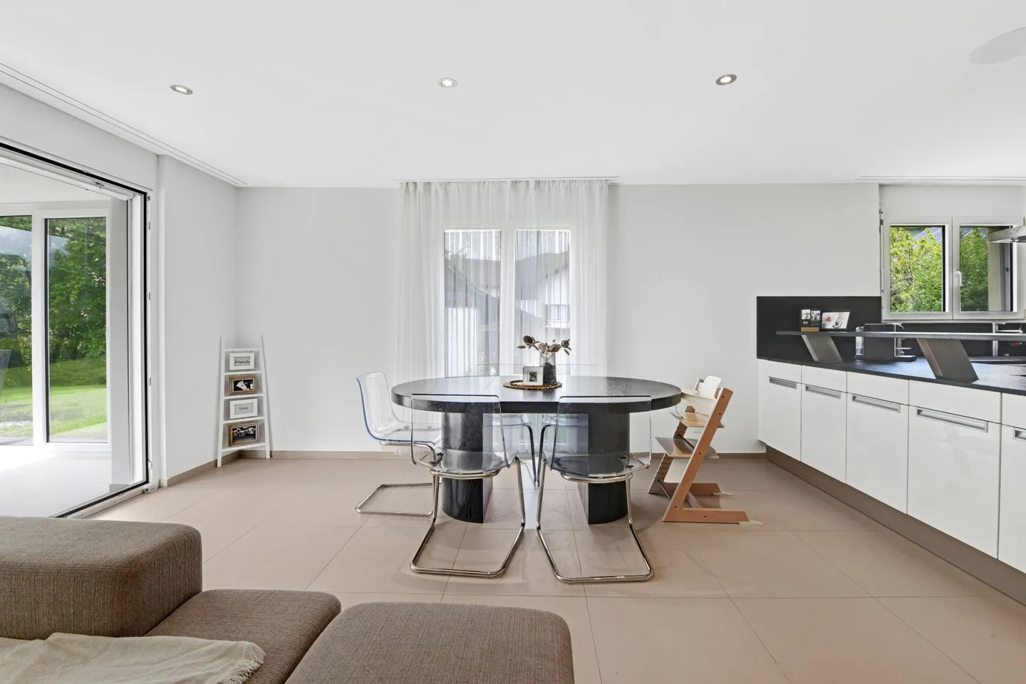 Wohnen im Grünen: Lichtdurchflutete 5.5-Zimmer-Wohnung mit Wintergarten, Sitzplatz und Hobbyraum - Foto 12 von 42